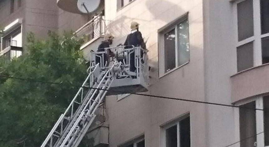 Поражения след бурята в София: Пожарникари отчупват повредена фасада