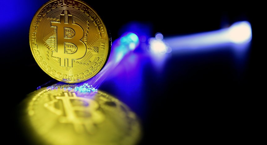 След историческия пик - биткойнът поевтиня до едноседмично 