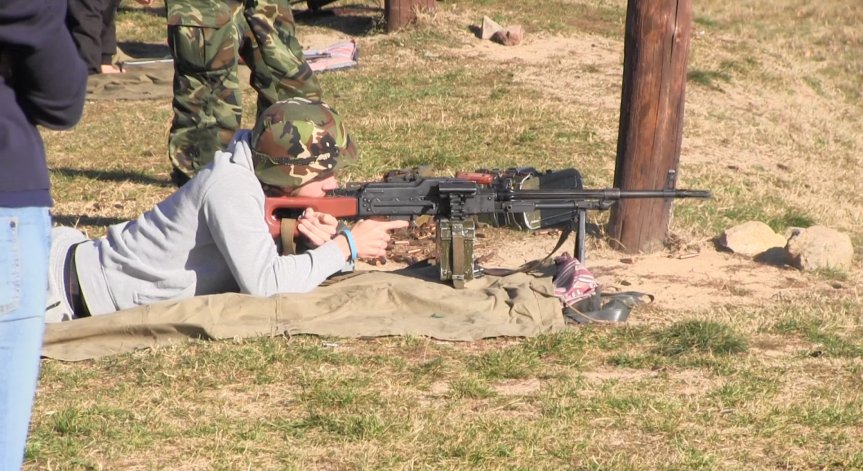 Въвеждат военно обучение за учениците от 10 и 11 клас