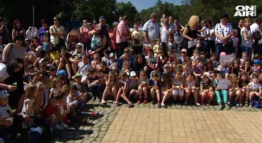 Деца направиха опит да поставят рекорд на Гинес за миене на зъби
