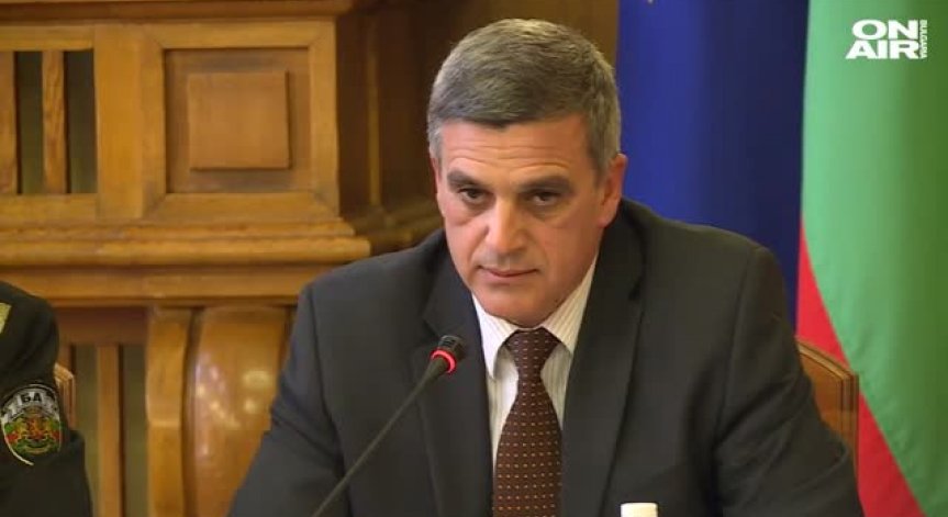 Министърът на отбраната: Пилотите ни летят на късмет