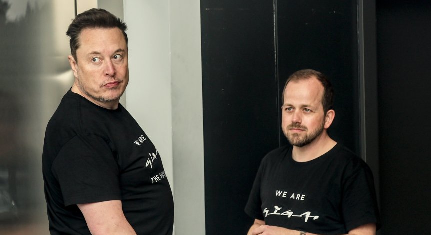 Изкуственият интелект на Мъск изостава от битката с конкурентите
