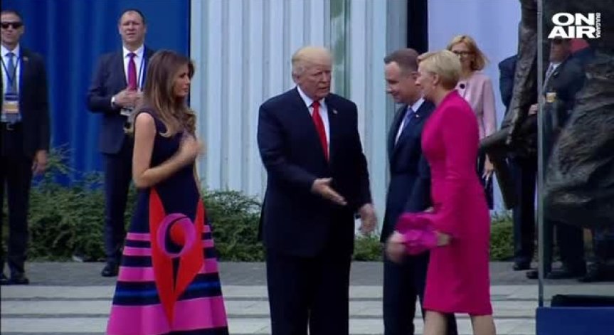 Полската първа дама игнорира подадена от Тръмп ръка