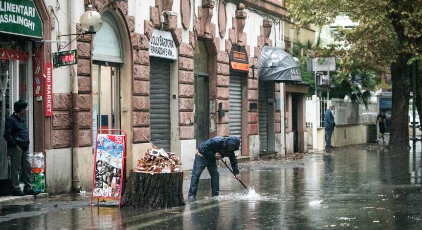 Силна буря срути няколко моста в Италия, ветровете стигат до 145 км/ч