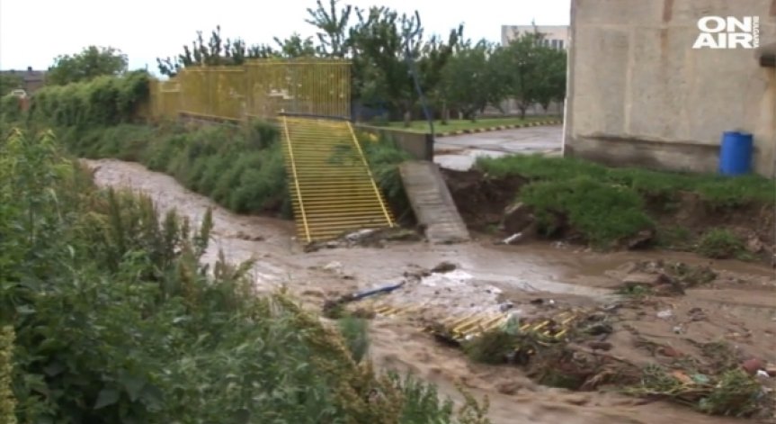 Порои и градушки удариха Карлово, Сопот и Баня