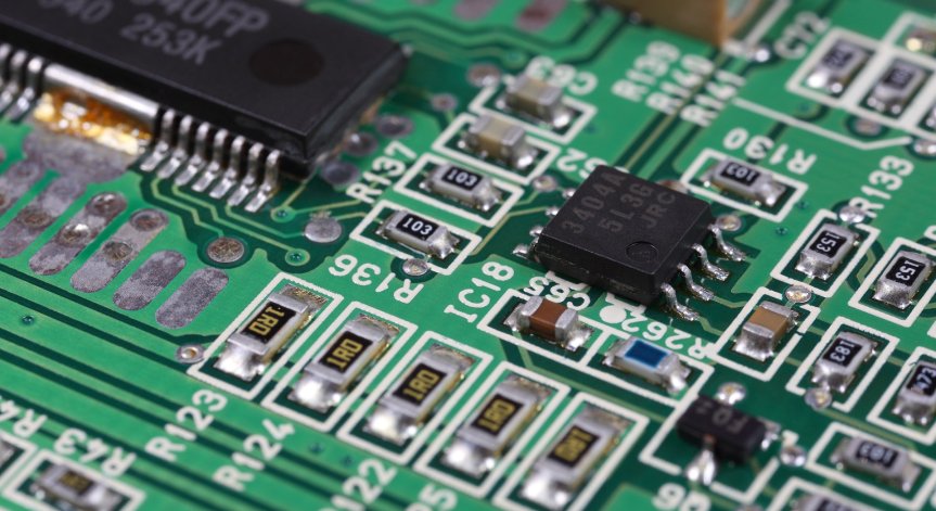 САЩ планират спиране на износа на чипове и смартфони за Русия