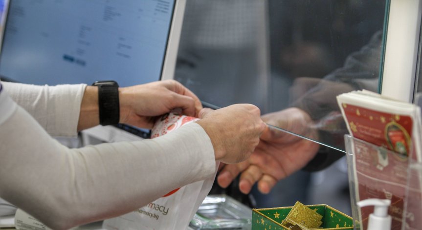 Остър недостиг на аптеки, хиляди хора разчитат на кметове и съседи за лекарства