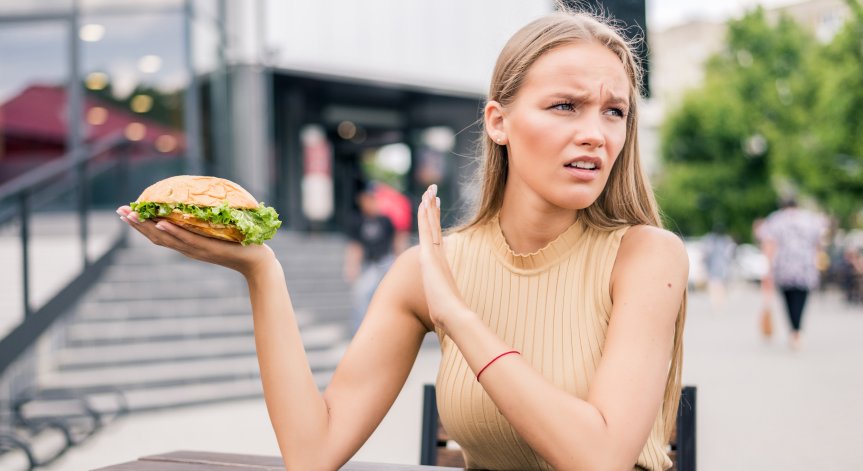 Каква е разликата между калориен дефицит и глад?