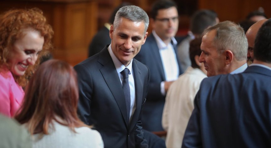 Андрей Гюров се бори за поста си.