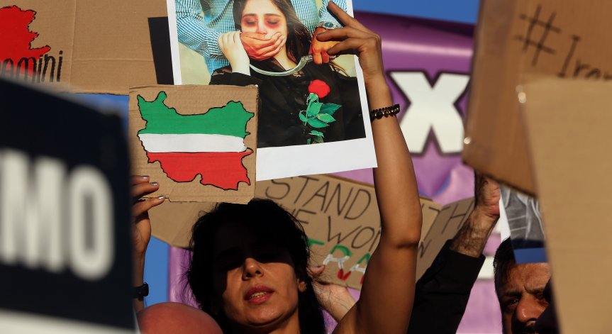 Хвърлиха бомба срещу иранското посолство в Атина