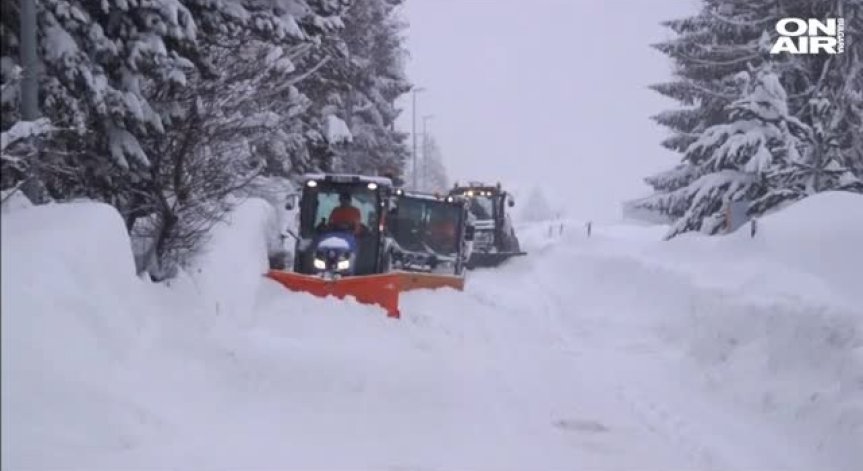 Обилни снеговалежи отново блокираха швейцарските курорти