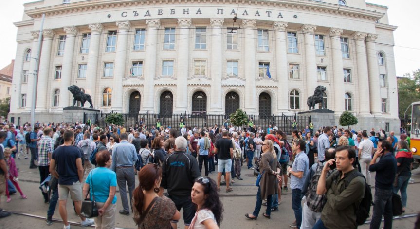 Стотици на протест в София в подкрепа на задържаните журналисти