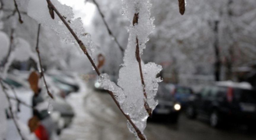 Снегът отмени стотици полети в Истанбул