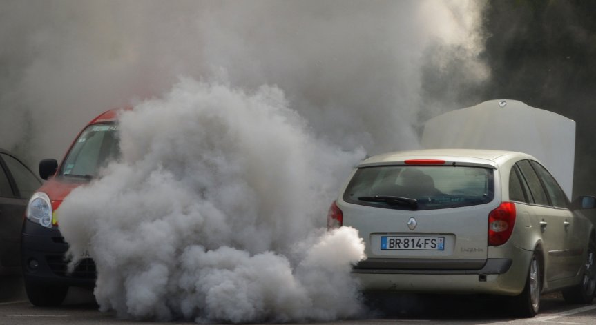 Автомобилните производители отделят значително повече вредни емисии от петролните гиганти