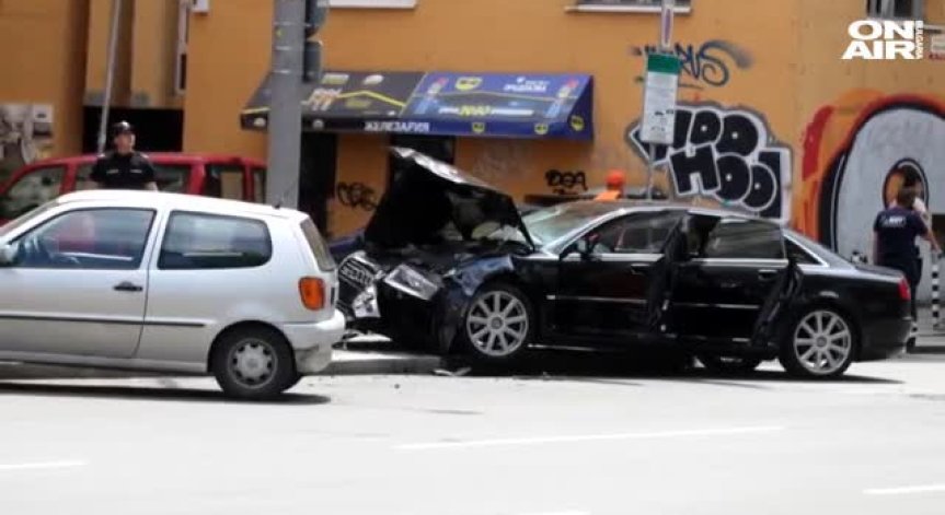 Две коли се блъснаха в София, свалиха контактна мрежа на градския транспорт