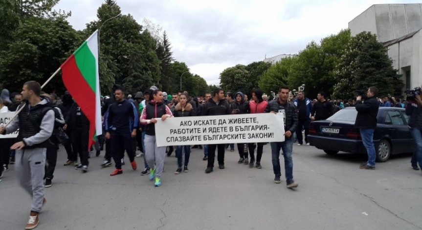 Полицаи пострадаха при снощния протест в Раднево