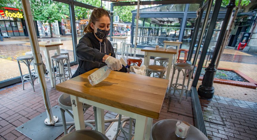 Заведенията се отказват от демонстративно отваряне, но протестът им остава