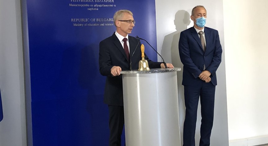 Новият просветен министър пое поста от Вълчев и обяви за матурите