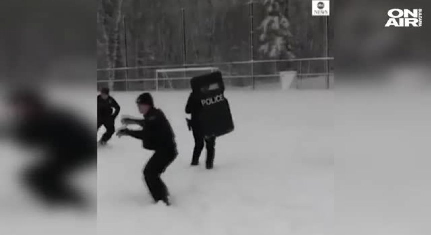 Полицаи се включиха в битка със снежни топки