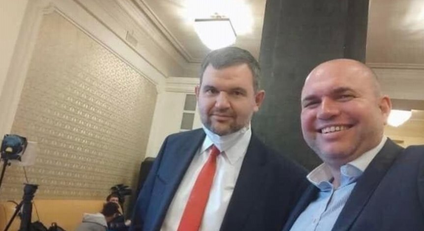 Оставка след селфи: Панев напуска зам.-председателския пост на ПГ на ДБ