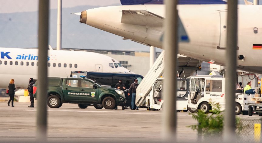 Самолет с 20 депортирани мигранти пристигна в България