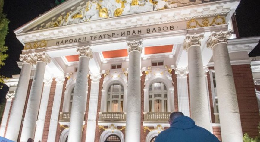 Пред Народния театър отново се събират противници на директора Васил Василев.
