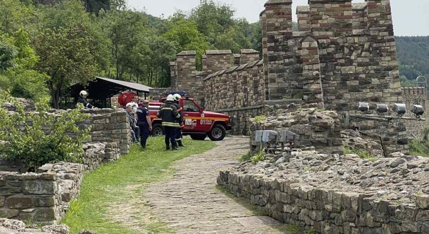Неадекватен шофьор удари пет коли под Царевец, спряха го с шипове след гонка