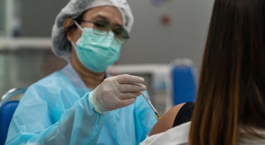 Създателят на AstraZeneca: Бустерни ваксини два пъти в годината 