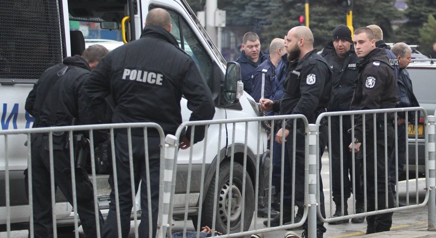 Полицаи окупираха Бяла Слатина, спират наред коли, претърсват адреси