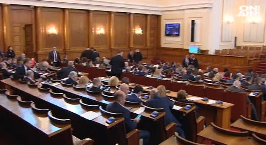 Гласуват отпадането на заплатите на депутатите, които не ходят на работа