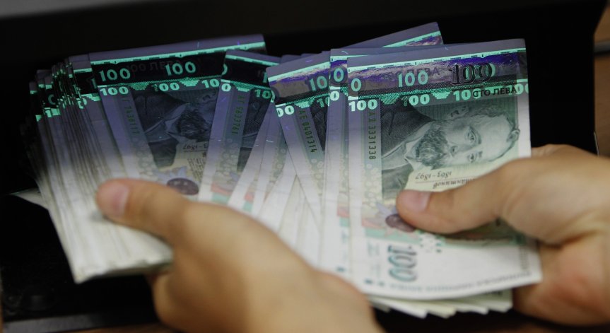 НСИ: Доходите на домакинствата растат, но с повече скачат разходите им