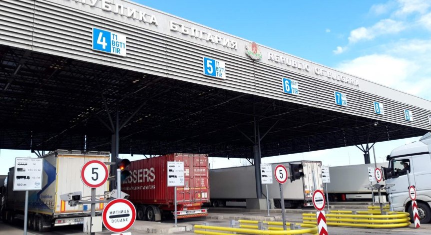 Задържаха 8 тона химически продукти на 