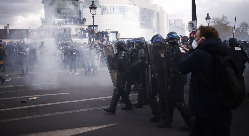 Десетки полицаи бяха ранени при масовите протести във Франция