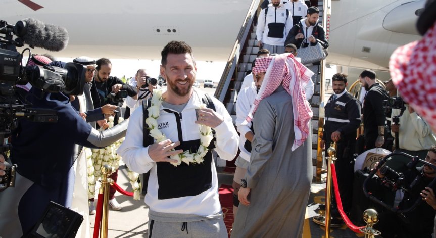 В Саудитска Арабия посрещнаха Меси с венец от бели рози