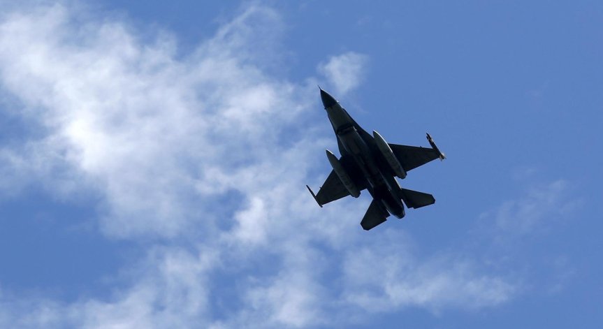 Изтребители наблюдават въздушната обстановка.