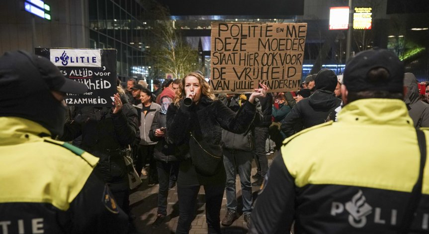 Най-малко петима арестувани след протеста заради частичния локдаун в Нидерландия