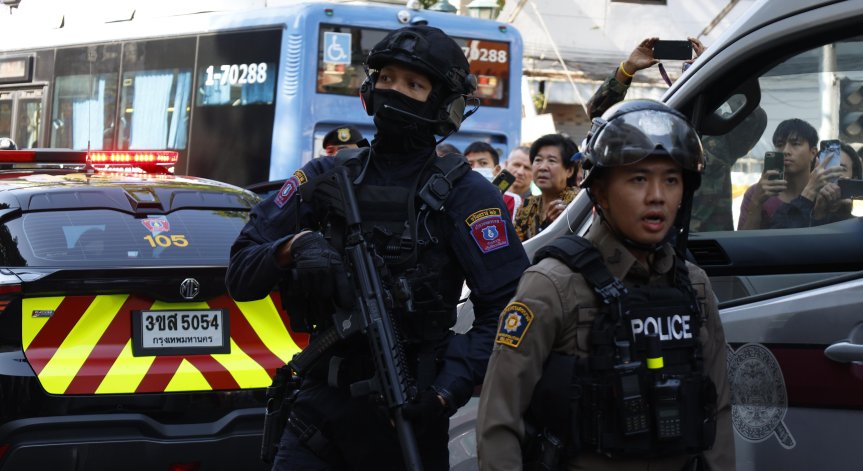 Местни медии съобщават, че сред убитите има охранители.