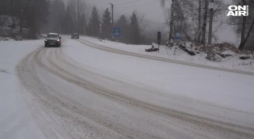 Сняг и силен вятър в Западна България, на изток - обилни валежи от дъжд