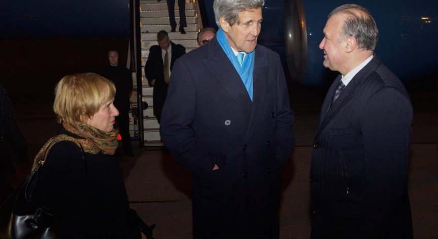 Джон Кери пристигна в България