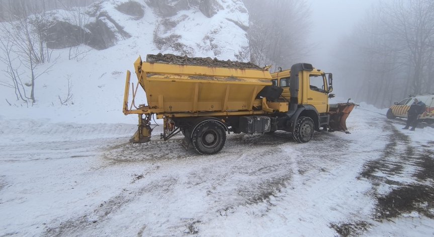 Обледенени електропроводи.