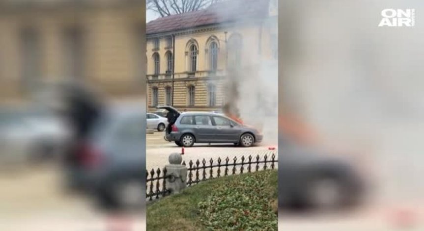 Кола се запали пред сградата на Народното събрание