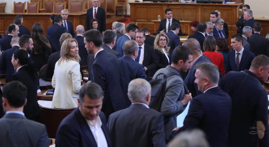 Парламентът провежда извънредно заседание заради бюджетите