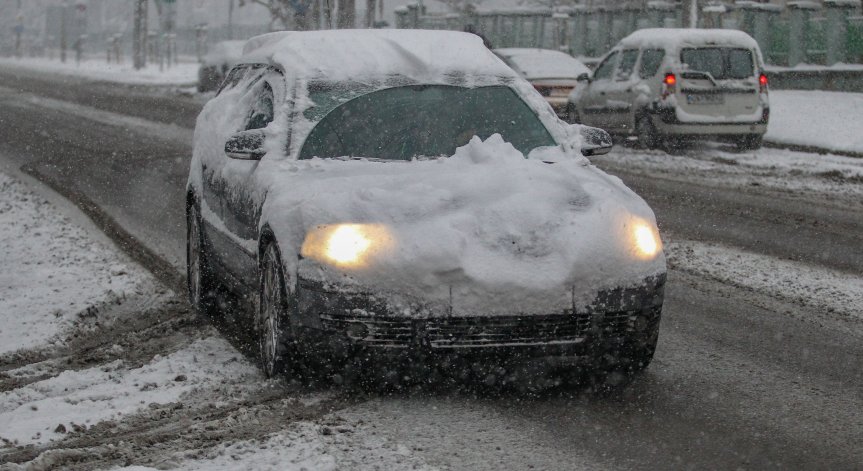 АПИ: Очакват се снегонавявания, шофьорите да тръгнат подготвени за зимни условия