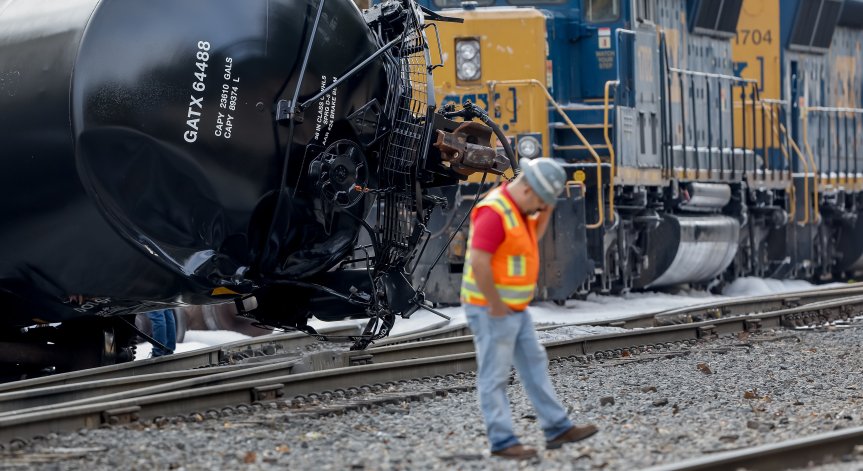 Евакуация: Влак с над 15 вагона дерайлира в САЩ и разля разтопена сяра