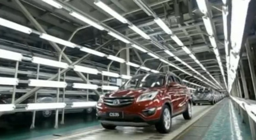 Автомобилостроене и енергетика водят ноемврийските индустриални ръстове в Китай