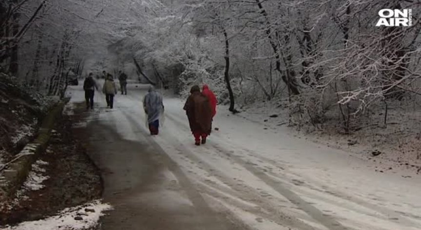Снегът блокира 40 деца на хижа 