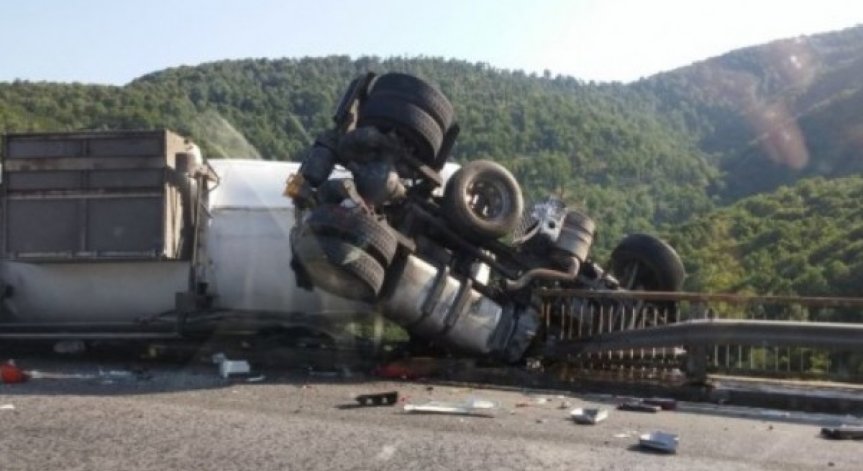 Цистерна виси от виадукт на Хемус, шофьорът е вътре