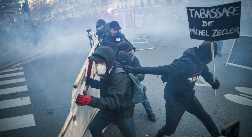 Сблъсъци и сълзотворен газ срещу протестиращи в Париж