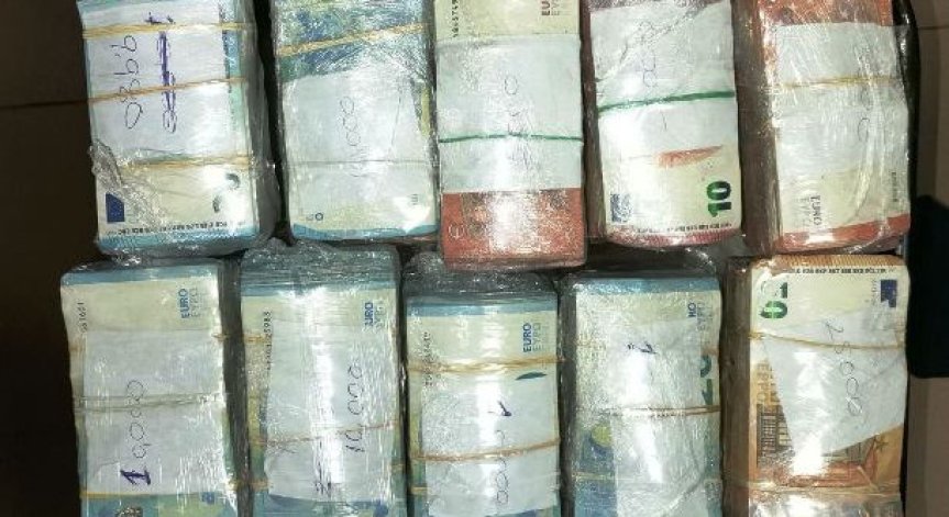 Задържаха недекларирана валута на обща стойност над 408 хил. лв.