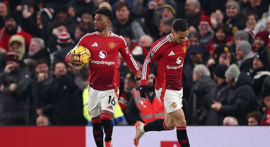 Ман Юнайтед e на 13-ото  място, Тотнъм са 15-и. 